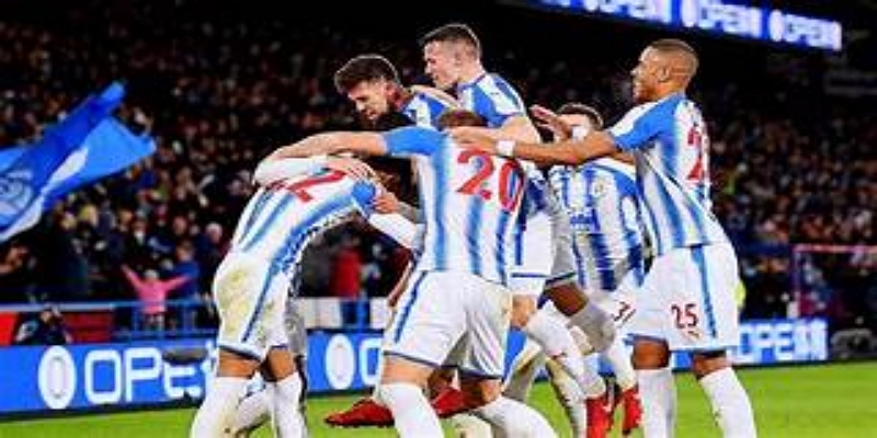 英冠联赛激烈对抗瞬间-星空体育